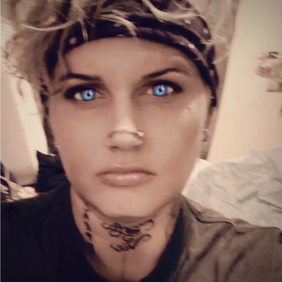 Meet your Posher, Katie - Picture 1 of 4